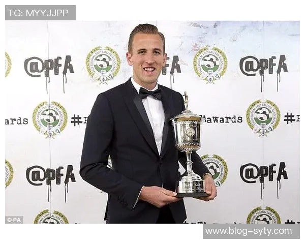 帕尔默荣获PFA年度最佳球员奖杯照片曝光引发热议